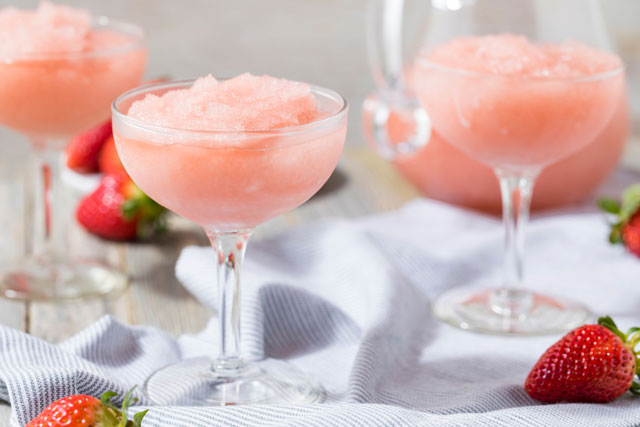 Frozen Rose aus Roséwein und frischen Erdbeeren
