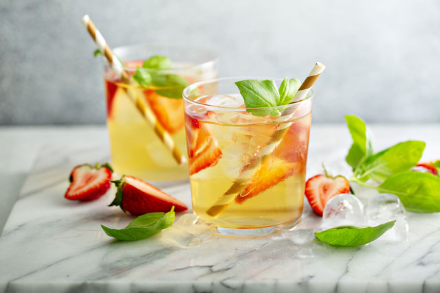 Erdbeer-Basilikum-Zitronen-Limonade mit BIONADE Erdbeer-Basilikum-Zitronen-Limonade aus BIONADE Naturtrübe Zitrone