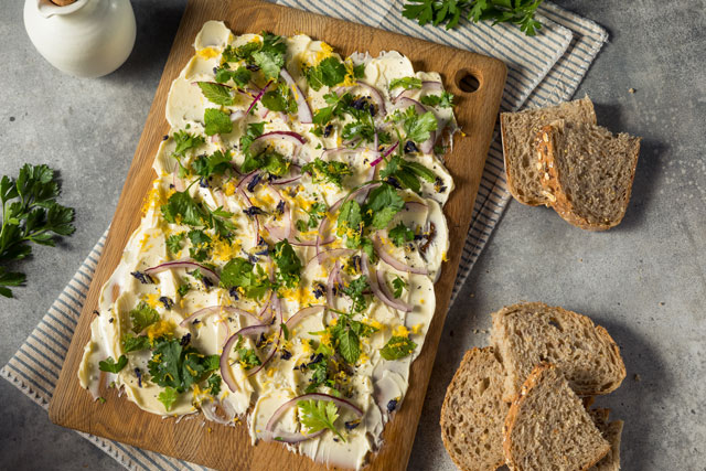 butterbrett-fuer-bier-brot-zeit Butterbrett mit Zwiebeln, Kräutern und Zitrone