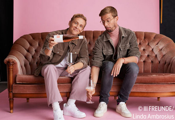 Auf die Freundschaft: Joko Winterscheidt und Matthias Schweighöfer stoßen an