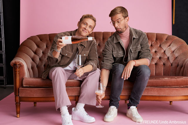 III-Freunde-Rose Auf die Freundschaft: Joko Winterscheidt und Matthias Schweighöfer stoßen an