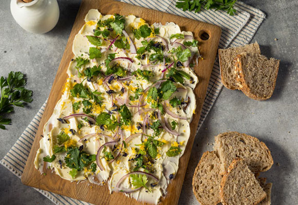 butterbrett-fuer-bier-brot-zeit Butterbrett mit Zwiebeln, Kräutern und Zitrone