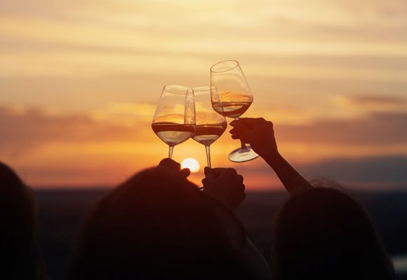 Viña Esmeralda verzaubert mit blumig-duftigen Noten von Passionsfrucht, frischen Trauben, Flieder und Lindenblüten.