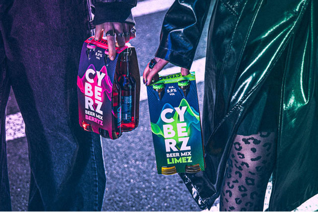 CYBERZ perfekt für Nachtschwärmer CYBERZ ist speziell für Nachtschwärmer und Partypeople der Generation Z entwickelt worden. Schau dir mal die Etiketten unter Schwarzlicht an – ein Hingucker!