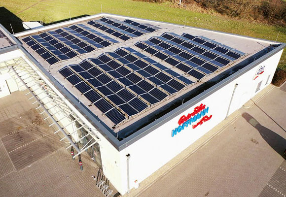 GH Solaranlage auf dem Dach Die GH-Filiale Panketal ist mit einer Solaranlage auf dem Dach ausgestattet.
