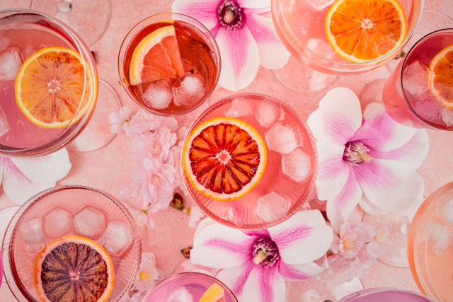 GORDON'S Premium Gin in pink GORDON‘S London Dry Gin zählt zu den Klassikern. Doch die Destillerie bleibt nicht stehen, so erweitert sich ihre Gin-Kollektion stetig. Neue Mitglieder sind der Pink Gin sowie eine alkoholfreie Sorte.