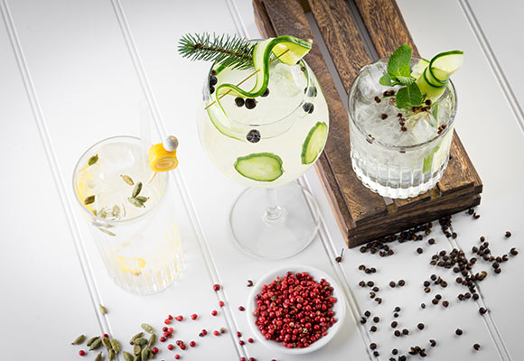 Nur Wacholder eint Gin. Ansonsten sorgen viele verschiedene Botanicals für ganz unterschiedliche Aromen. Und das Beste: durch den Mix steigert sich die Bandbreite noch!