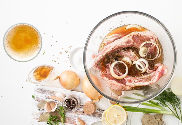 Rezept für GH-Biermarinade Das Fleisch in der Bier-Marinade mindestens einige Stunden einlegen.