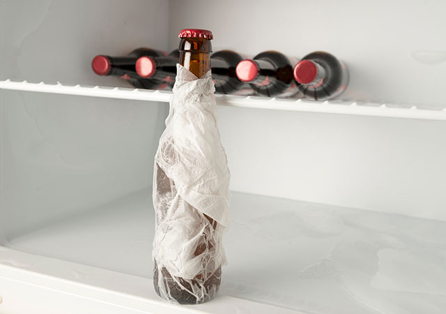 Getränke mit feuchten Wickeln kühlen (1) Ein feuchter Wickel um die Flasche sorgt für schnelleres Abkühlen des Getränks.