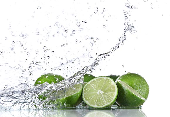 LEMONAID – Gutes Tun und Gutes trinken (2) Frischer Limettendirektsaft, ein wenig Rohrzucker und Wasser – das ist der Mix für LEMONAID.