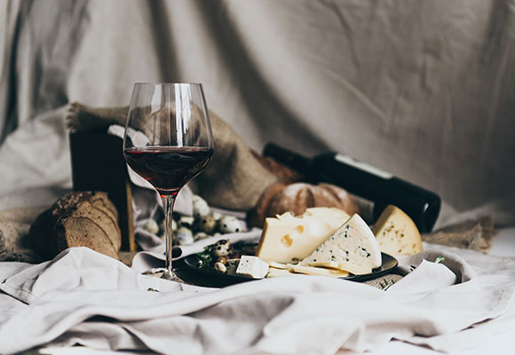 Welcher Wein zu welchem Käse (2) Klar gilt die alte Binsenweisheit „zu Käse passt Rotwein“. Aber eben nicht nur!