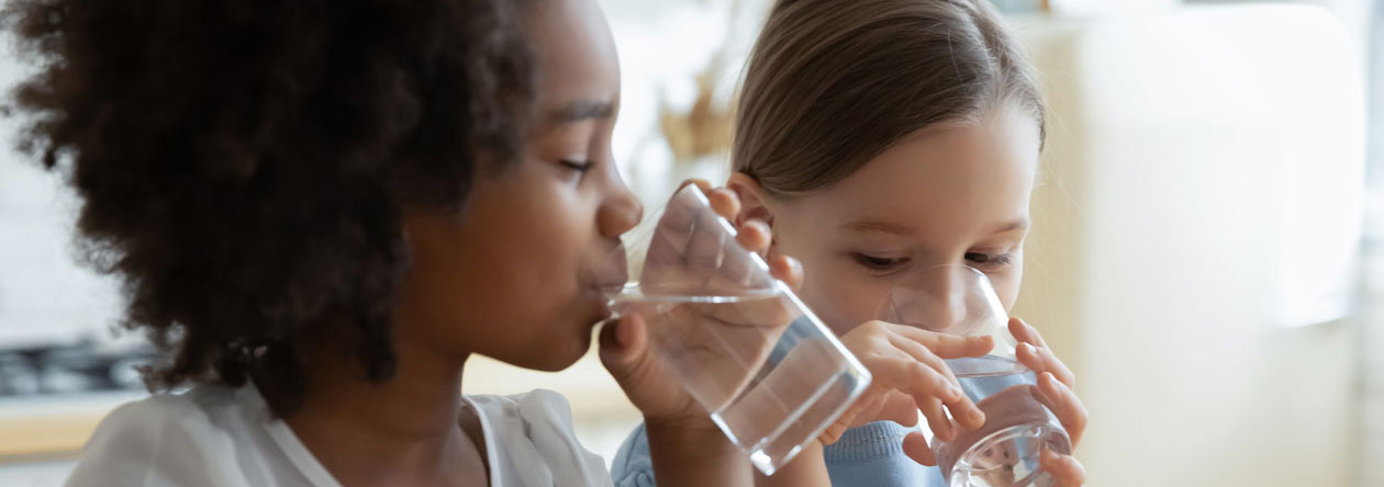 Kinder zum Trinken animieren (0) Damit es Kindern wie diesem Spaß macht zu trinken, können Eltern einiges tun. Vor allem: Vorbild sein!