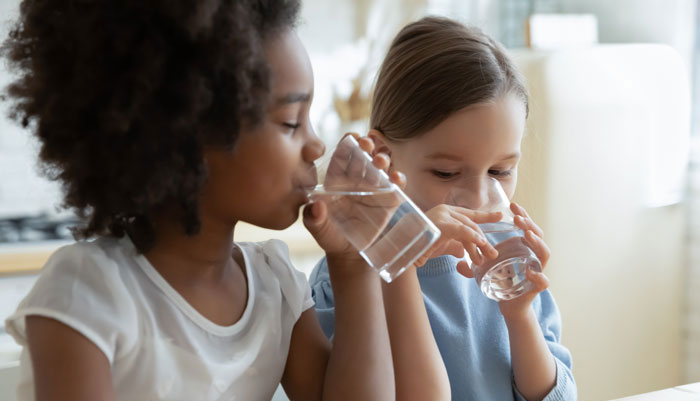 Kinder zum Trinken animieren (3) Damit es Kindern wie diesem Spaß macht zu trinken, können Eltern einiges tun. Vor allem: Vorbild sein!Damit es Kindern wie diesem Spaß macht zu trinken, können Eltern einiges tun. Vor allem: Vorbild sein!