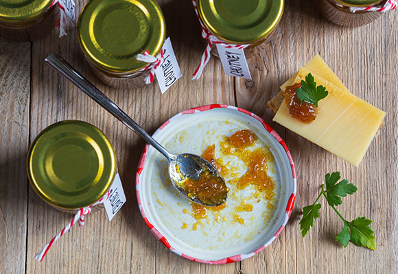 GH-Rezept für Apfel-Zwiebel-Chutney mit Weißwein - 2 Gläschen mit Apfel-Zwiebel-Chutney – serviert auf einem Brot mit Käse