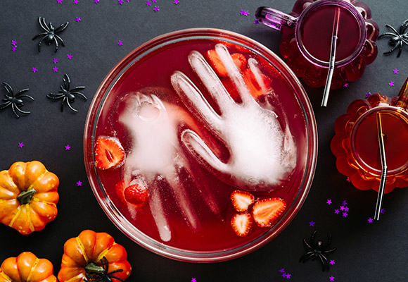 Halloween-Cranberry-Bowle mit Eishand (2) Der Mix aus Cranberry und spritzigem Ginger Ale schmeckt Klein und Groß. Den besonderen Gruselfaktor zaubert die Eishand in die Bowle.