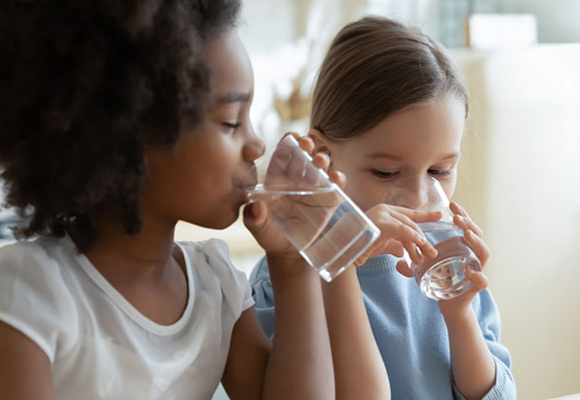 Kinder zum Trinken animieren (2) Kinder trinken Wasser
