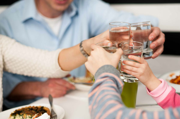 Trinktipp: Vorbild sein (1) Der Apfel fällt nicht weit vom Stamm – das gilt auch beim Trinkverhalten. Wenn die Eltern viel Wasser trinken, wird es der Nachwuchs leichter nachmachen.