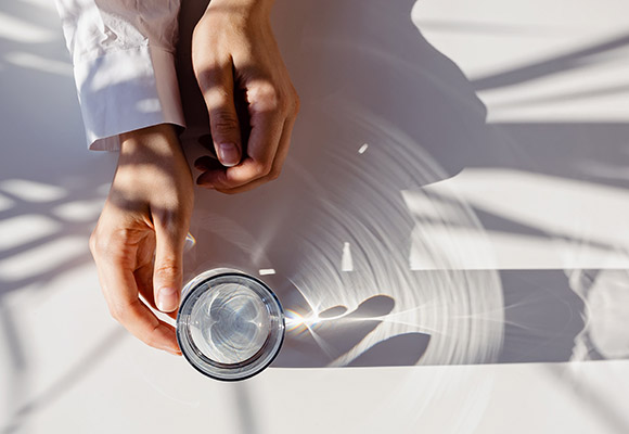 Mann trinkt VILSA Mineralwasser