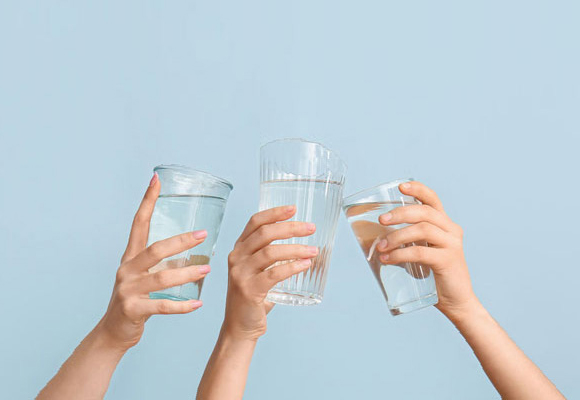 GH setzt auf Wasser-Vielfalt (2) Hände halten Wasser hoch!