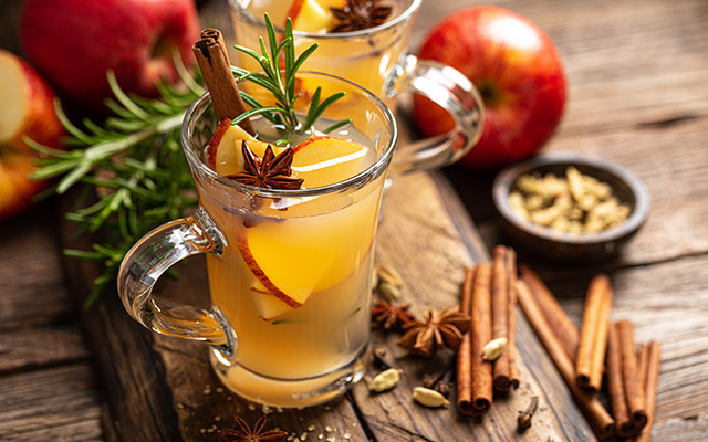 Rezept für Hot Apple und Hot Cider (1) Hot Apple holt dir Bratapfel-Feeling in die Tasse!