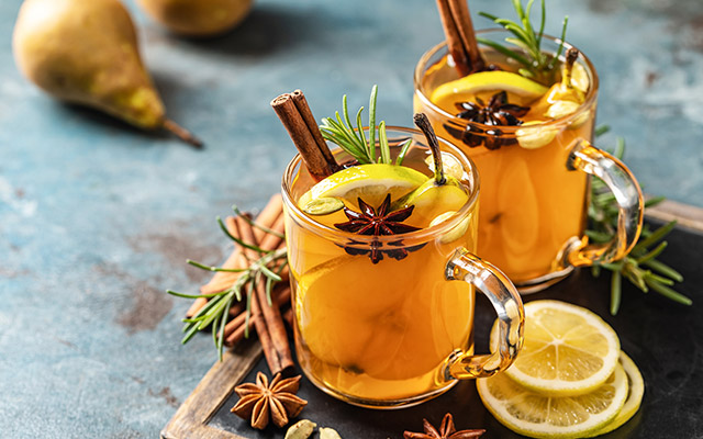 Rezept für Birne-Zimt-Gin Gin schmeckt auch warm gut, wie hier mit Birnensaft!