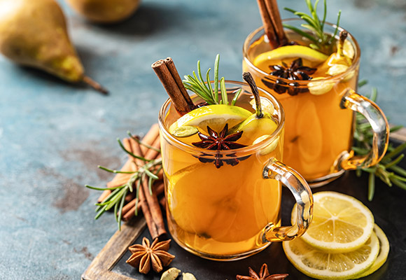 Rezept für Birne-Zimt-Gin (2) Gin schmeckt auch warm gut, wie hier mit Birnensaft!