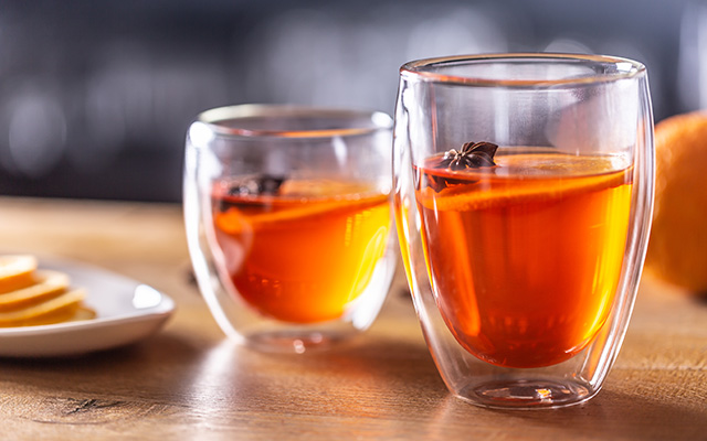 Rezept für Hot APEROL (1) Der schöne Orangeton im Glas heizt schon beim Anblick an!