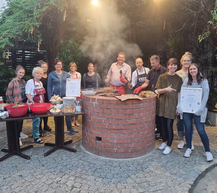GH-Grillfest im Ronald McDonald Haus Berlin-Wedding 2022 Ein gelungenes Grillfest – finden wir Hoffis genauso wie die Mitarbeitenden des Ronald McDonald Hauses