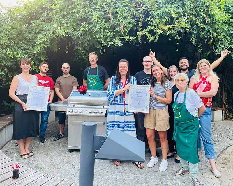10. Jubiläum von Getränke Hoffmann und Ronald McDonald Haus Berlin-Wedding Zum 10. Jubiläum der Partnerschaft gab es von Getränke Hoffmann einen riesigen Grill mit anschließendem Fest geschenkt