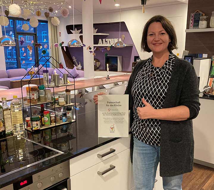 GH-Patenschaft im Ronald McDonald Haus in Hamburg-Altona Nadine Reede, Leiterin der Ronald des Ronald McDonald Haus in Hamburg-Altona, freut sich über die Küchen-Patenschaft von GH. Mittlerweile unterhält Getränke Hoffmann vier Patenschaften in drei Ronald McDonald Häusern.