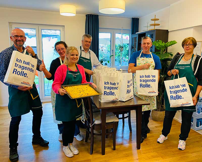 GH-Snacktüten-Aktion im Ronald McDonald Haus in Aachen Viele Hoffis aus der Zentrale in Haagen packten bei der GH-Snacktüten-Aktion mit an und lernten das Ronald McDonald Haus in Aachen kennen.