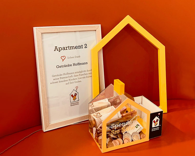 GH-Spendenhäuschen für das Ronald McDonald Haus in Aachen GH-Spendenhäuschen und die Patenschaftsurkunde für das Apartment 2 im Ronald McDonald Haus in Aachen