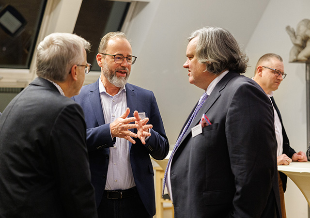 Impressionen der Preisverleihung zum Mehrweg-Innovationspreis 5 Reger Austausch zum Thema Nachhaltigkeit beim Festakt zum Mehrweg-Innovationspreis