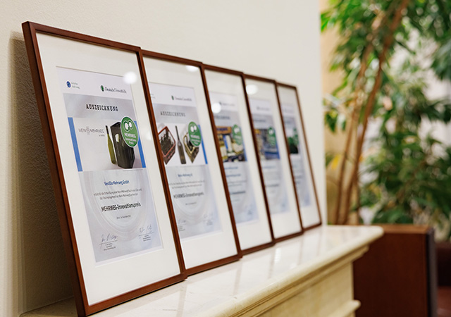 Impressionen der Preisverleihung zum Mehrweg-Innovationspreis 6 Die gerahmten Urkunden für die Preistragenden beim Mehrweg-Innovationspreis 2023