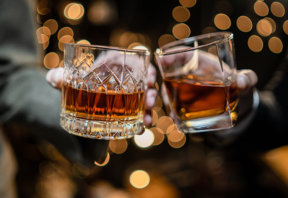 Whiskey oder Whisky – der Unterschied (2) Verschiedene Whiskey-Sorten im Glas
