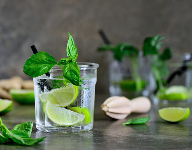 GH-Rezept für Ginger Basil Smash (1) Erfrischender Ginger Basil Smash mit viel Limette, etwas Ingwer und GORDON’S 0.0, der alkoholfreien Gin-Alternative