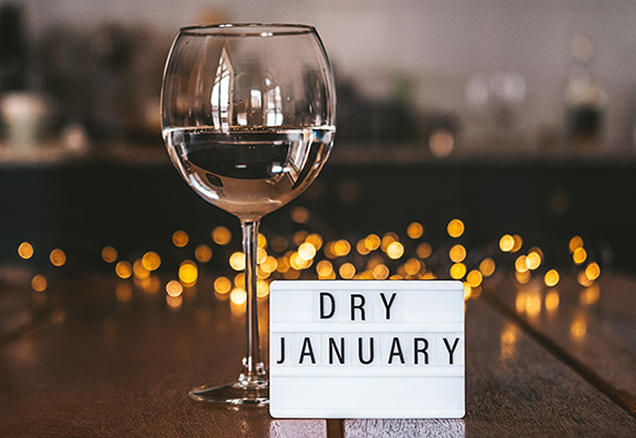 Leckere Drinks in der Dry January Challenge genießen.