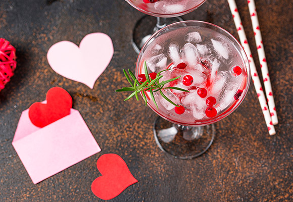 Rezept für Beeren-Cocktail mit LILLET Blanc (2) Ein Cocktail wie Amors Pfeil: LILLET-Cocktail mit Johannisbeeren und viel Herzchen-Deko