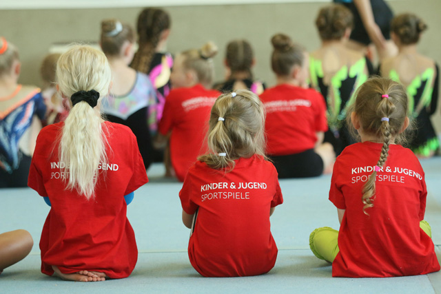 LSB Brandenburg Kinder des LSB Brandenburgen sitzen in der Turnhalle