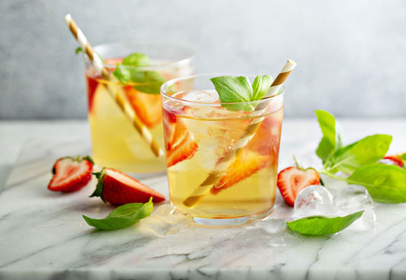 Erdbeer-Basilikum-Zitronen-Limonade mit BIONADE Erdbeer-Basilikum-Zitronen-Limonade aus BIONADE Naturtrübe Zitrone