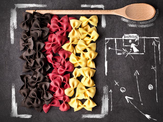 Nudelsalat in Deutschlandfarben (1) Startklar für den Fußball-Abend: Farfalle in Schwarz, Rot, Gold mit unserem Pesto-Dressing mixen und fertig ist ein leckerer Nudelsalat.