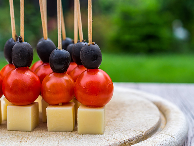 Käse-Tomaten-Oliven-Spieße im Deutschlandlook (1) Die Käse-Tomaten-Oliven-Spieße passen nicht nur perfekt zu einem Bitburger – sie bringen auch Deutschlandfeeling an den Tisch.