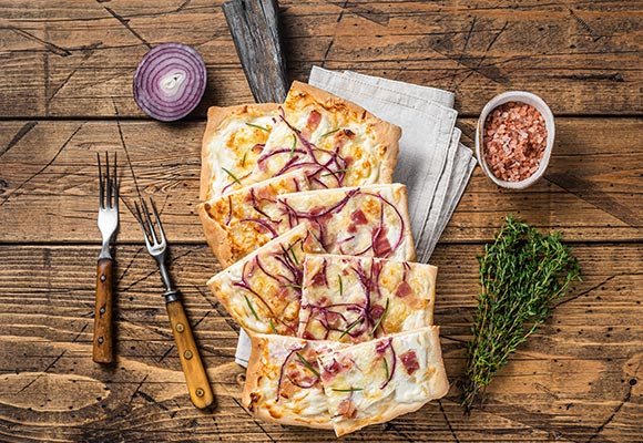 Flammkuchen zu Federweißer (2) Knuspriger Flammkuchen mit Zwiebeln, Speck und Kräutern – perfekt zu Federweißer
