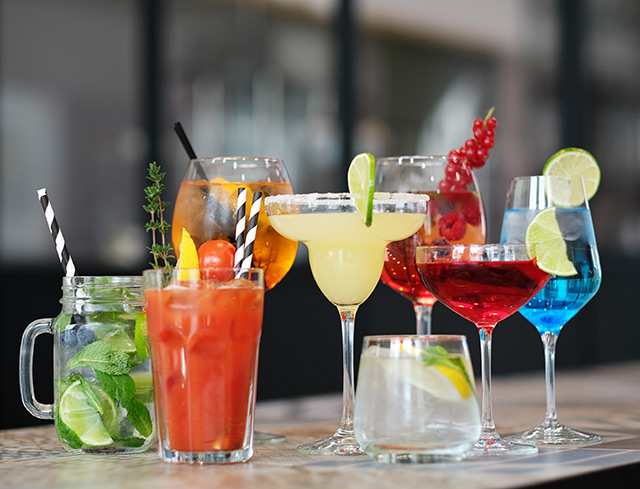 Tequila – Basis für Cocktails und Longdrinks (1) Ein buntes Bild: Cocktails und Longdrinks in vielen Farben mit einem gemeinsamen Nenner: Tequila