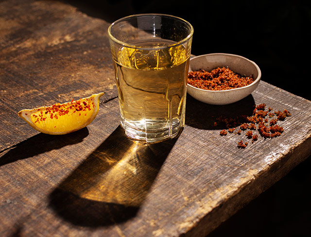 Wie trinkt man Tequila-Sorten? (1) Goldener Tequila – serviert bei Zimmertemperatur mit Zitrone und Chili