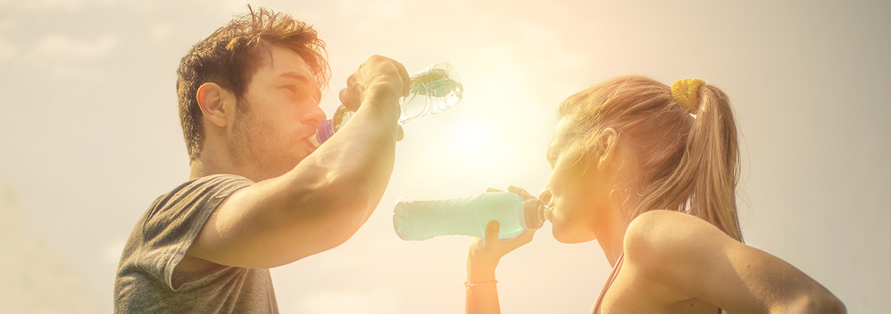 Getränke beim Sport (0) Paar bei der Trinkpause mit Wasser und POWERADE