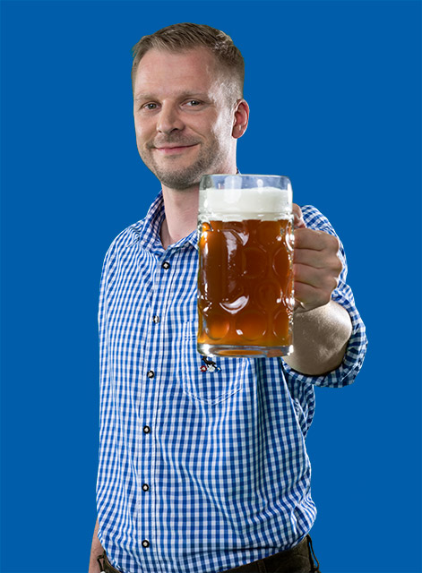GH-Bierexperte Mallach ĂĽber Oktoberfestbiere (1) Sebastian Mallach zĂĽnftig mit MaĂź, Karohemd und Lederhose