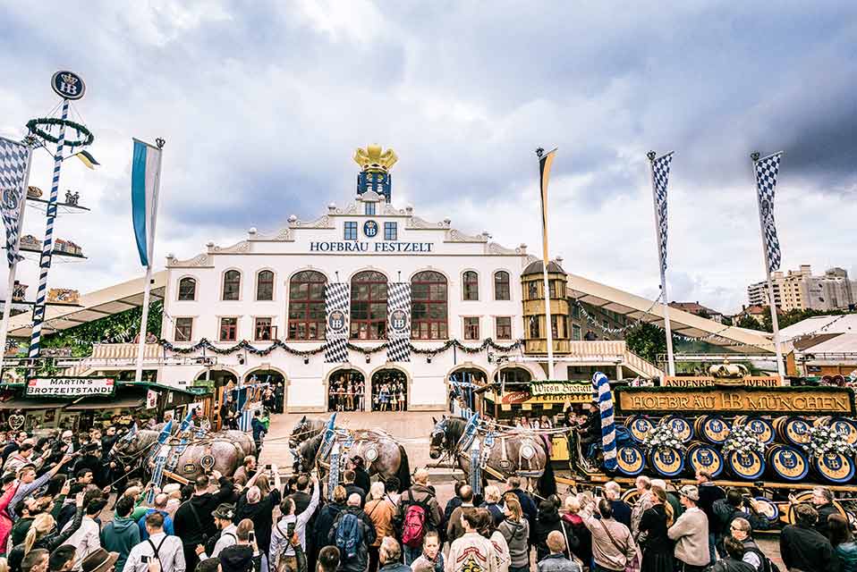 Hofbräu Festzelt auf der Wiesn (1) O’Zaft is – auf der Wiesn wird mit Hofbräu Oktoberfestbier angestoßen