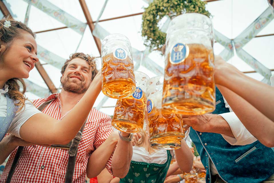 Viele Maß Hofbräu Oktoberfestbier auf der Wiesn (1) Viele Maß Hofbräu Oktoberfestbier auf der Wiesn (1)