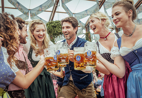 Feiern wie auf der Wiesn? Mit dem Hofbräu Oktoberfestbier gelingt das im Handumdrehen.